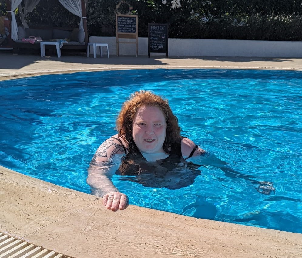 Kelly in pool